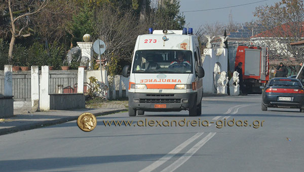 Πριν λίγο: Γυναίκα απειλούσε να πέσει από τον 2ο όροφο στην Ξεχασμένη (φώτο-ρεπορτάζ)