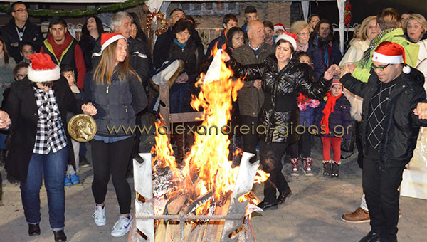 ΤΩΡΑ: Φωτιά σε αγροτική περιοχή του Λουτρού – παλεύουν με τις φλόγες οι πυροσβέστες (φώτο)