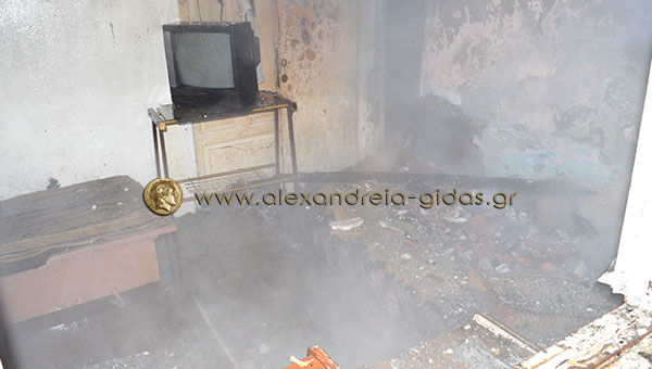 Τραγικό συμβάν στο Κεφαλοχώρι: Κάηκε ολοσχερώς σπίτι λόγω ξυλόσομπας (φώτο-βίντεο)