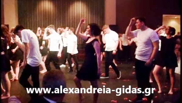 Εντυπωσίασε η χορογραφία της Αννέτας και της Βάσιας στον χορό του 2ου ΓΕΛ Αλεξάνδρειας (βίντεο)