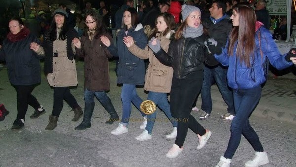 Όλοι μαζί μια παρέα στα Κόλιαντα των Τρικάλων Ημαθίας (φωτορεπορτάζ)