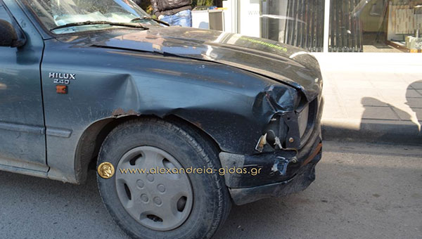 ΤΩΡΑ: Τροχαίο ατύχημα στον πεζόδρομο της Γρ. Λαμπράκη στην Αλεξάνδρεια (φώτο)