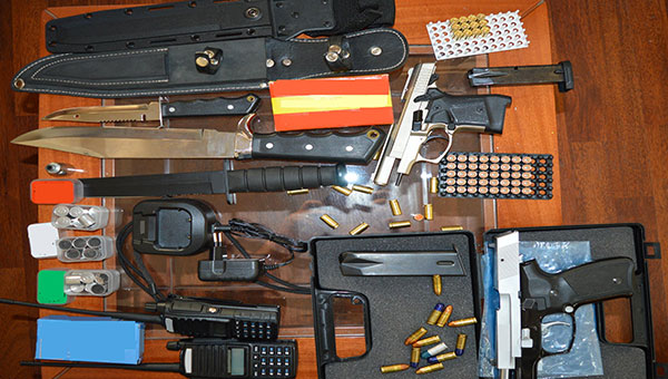 Γιαννιτσά: Πιστόλια, φυσίγγια, ασύρματους πομποδέκτες και μαχαίρια έκρυβε στο σπίτι του