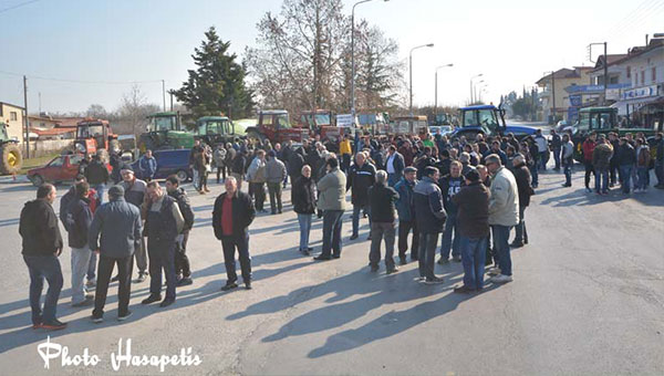 Έκλεισαν την τράπεζα Πειραιώς οι αγρότες Αιγινίου και Αλεξάνδρειας (εικόνες-βίντεο-δηλώσεις)