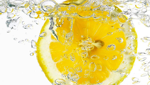 Αλήθειες και μύθοι για το αν πρέπει να πίνουμε νερό με λεμόνι το πρωί