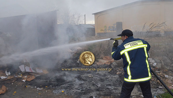 ΤΩΡΑ: Φωτιά σε κοντέινερ στην Αλεξάνδρεια (βίντεο-φώτο)