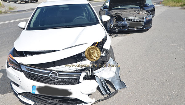 ΤΩΡΑ: Σύγκρουση δύο αυτοκινήτων έξω από την Αλεξάνδρεια (φώτο)