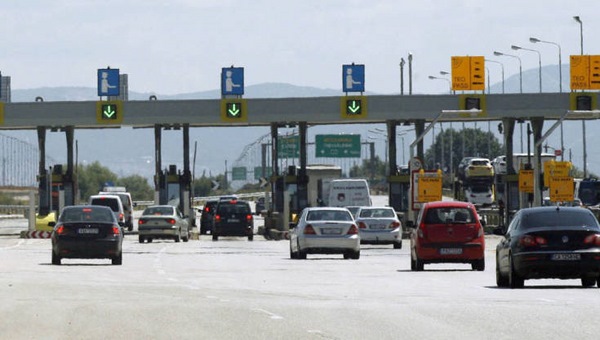 Κλειστές δύο λωρίδες πριν τα διόδια Μαλγάρων λόγω ατυχημάτων με νταλίκες