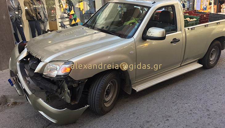 Πριν λίγο στη Βετσοπούλου: Συγκρούστηκαν μηχανάκι και αγροτικό (φώτο)