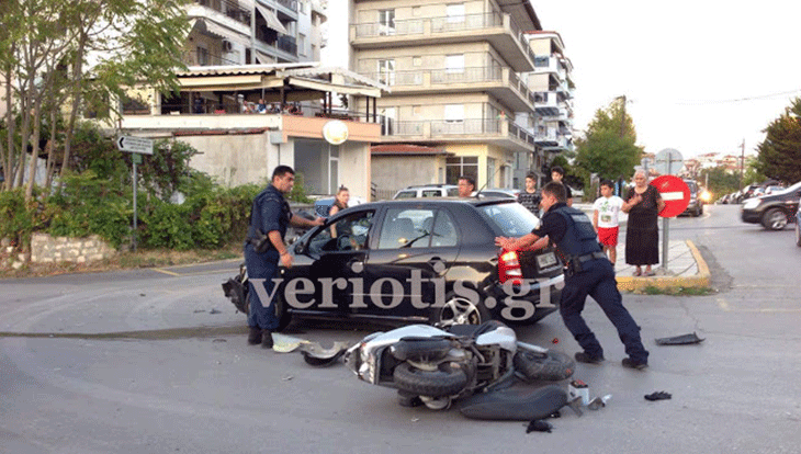 Δύο αυτοκίνητα χτύπησαν γυναίκα πάνω σε μηχανάκι στη Βέροια (φώτο)