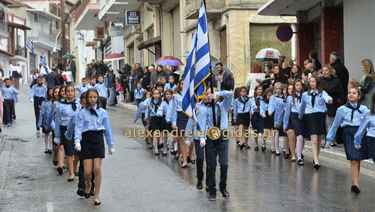Με βροχή η παρέλαση στον Κολινδρό – δεν πτοήθηκαν οι μαθητές! (φώτο)