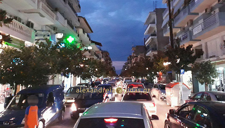 Αναγνώστης: “Τρελό” μποτιλιάρισμα στη Βετσοπούλου (φώτο)