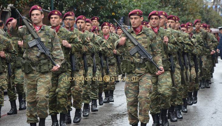 Με συγκίνηση και πάλι η παρέλαση του στρατού στην Αλεξάνδρεια – δείτε το βίντεο!