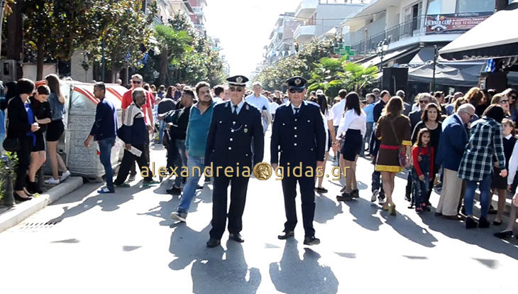 ΤΩΡΑ: Μόλις τελείωσε η παρέλαση στην Αλεξάνδρεια – δείτε πόσο κόσμο έχει η Βετσοπούλου (βίντεο)