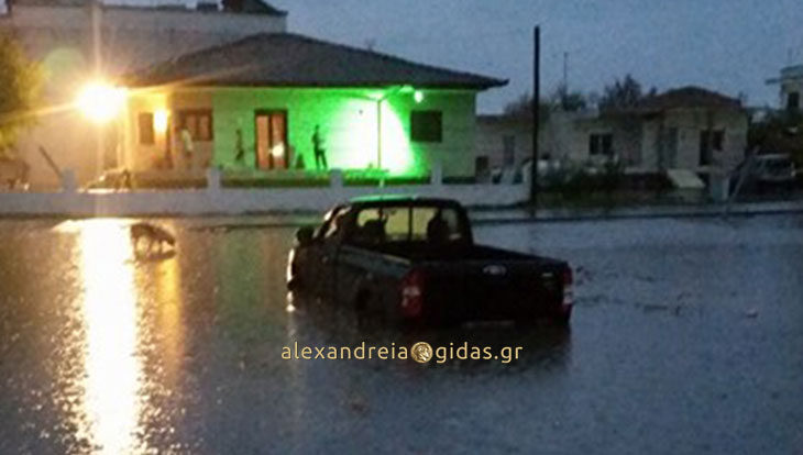 Εγκλωβίστηκε ηλικιωμένος με το αυτοκίνητό του στην Αλεξάνδρεια (φώτο)