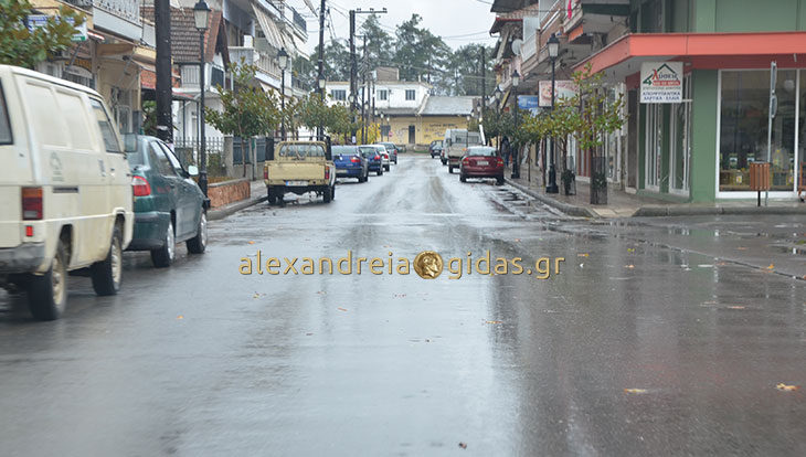 Μεγάλες ποσότητες νερού από την βροχή στην Αλεξάνδρεια – απορροφήθηκε γρήγορα για τα δεδομένα (φώτο)