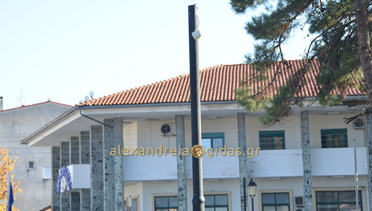 Βανδαλισμοί στην πόλη: Έσπασαν τα φωτιστικά της ανάπλασης μπροστά στο δημαρχείο και στην Παναγία (φώτο)