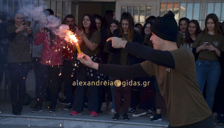 Έτοιμοι για την εκδρομή τους οι μαθητές του 2ου Λυκείου Αλεξάνδρειας – έγινε η καθιερωμένη γιορτή! (φώτο-βίντεο)