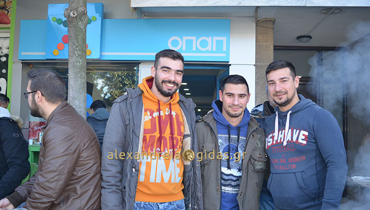 Κέρασε φίλους και πελάτες το πρακτορείο ΟΠΑΠ του Ραφαήλ Κιστογλίδη στην Αλεξάνδρεια! (φώτο)