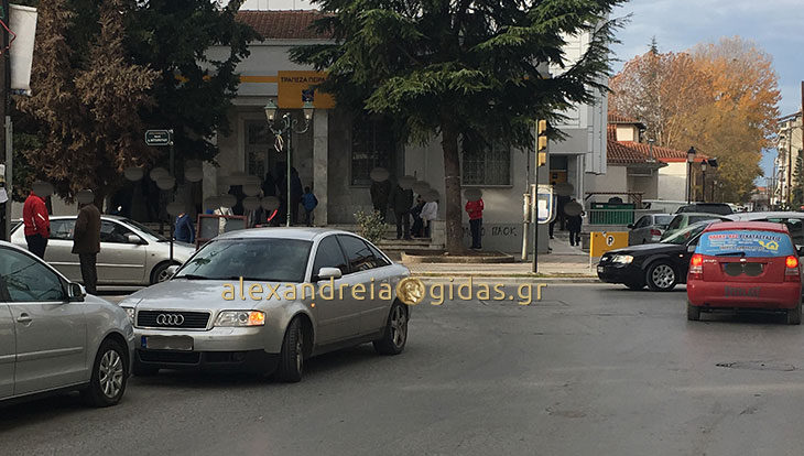 Ουρές στις τράπεζες και στην Αλεξάνδρεια σήμερα για το Κοινωνικό Μέρισμα