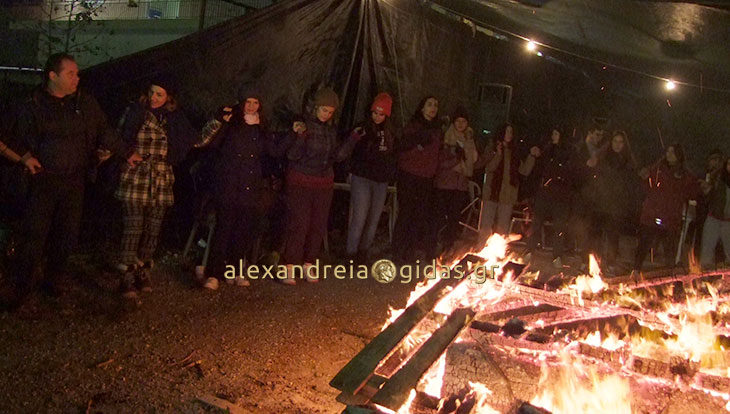 Φωτιές και χοροί όπως κάθε χρόνο και φέτος στα Κόλιαντα των Τρικάλων Ημαθίας (φώτο-βίντεο)