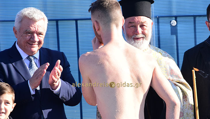 Τι δώρο έκανε ο δήμαρχος Αλεξάνδρειας στους τρεις τολμηρούς κολυμβητές που βούτηξαν για τον Τίμιο Σταυρό