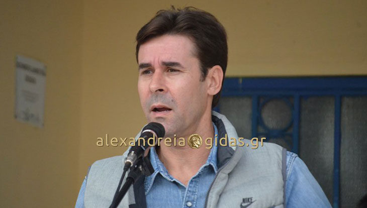 Άκρως καυστικός ο Βασίλης Τσιάρτας για τα όσα ειπώθηκαν για την στολή και το κατσούλι στην τηλεόραση (φώτο)