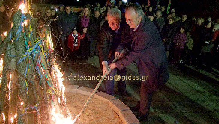 Με πολύ κόσμο, πειράγματα και συγνώμες των πολιτικών άναψε φέτος ο Φανός του Αμάραντου στην Αλεξάνδρεια (φώτο-βίντεο)