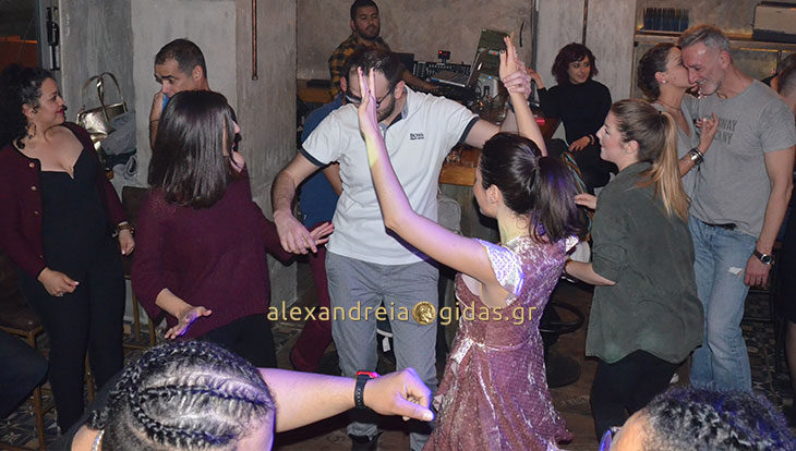 Χόρεψαν Salsa ανεβάζοντας ρυθμούς στο momenti στον πεζόδρομο Αλεξάνδρειας! (φώτο-βίντεο)