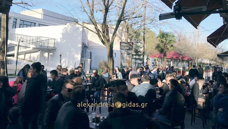 Καλοκαίρι σήμερα στην πόλη – σταθερά το 1+1 στα βαρέλια του ΤRAFFIC στον πεζόδρομο (φώτο)