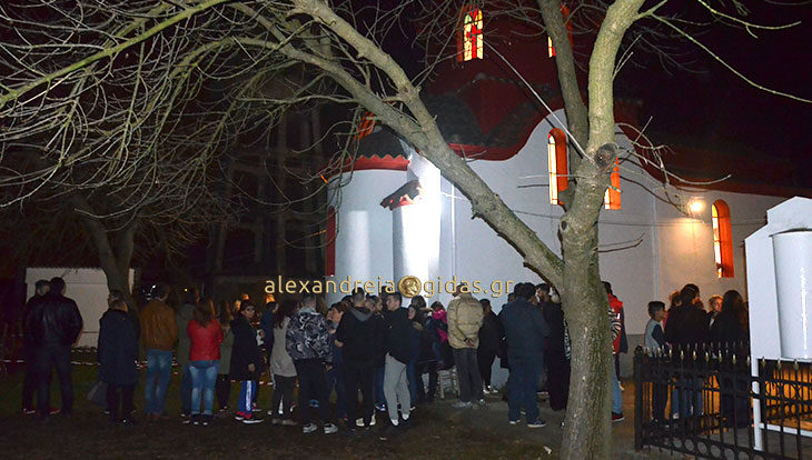 Πολύς κόσμος και το βράδυ στον Σχοινά για το θαύμα στον Ι.Ν. της Αγίας Ειρήνης (φώτο-βίντεο)