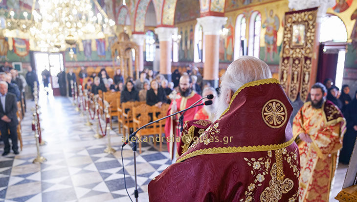 Η Θεία Λειτουργία σήμερα Μεγάλη Πέμπτη στην Αγία Κυριακη στον Λουτρό (φώτο)
