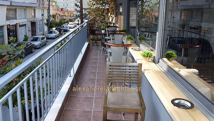 Πίνεις πλέον “μπαλκονάτο” καφέ στο «SOFIE Coffee, Bakery & Snacks» στην Αλεξάνδρεια! (φώτο)