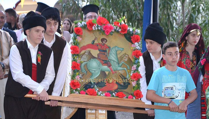 Η λιτανεία και η περιφορά της εικόνας του Αγίου Γεωργίου στη Μεγάλη Γέφυρα (φώτο)