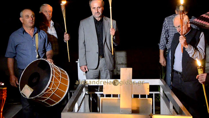Άναψαν 353 κεριά στα κοιμητήρια της Αγίας Τριάδας για τη Γενοκτονία των Ποντίων (φώτο-βίντεο)