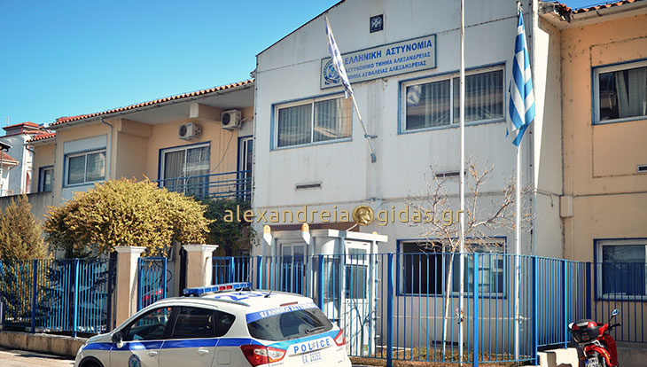 20χρονος έκλεψε τραπεζικές κάρτες από αυτοκίνητο στην Αλεξάνδρεια και έκανε αναλήψεις 1.440 ευρώ