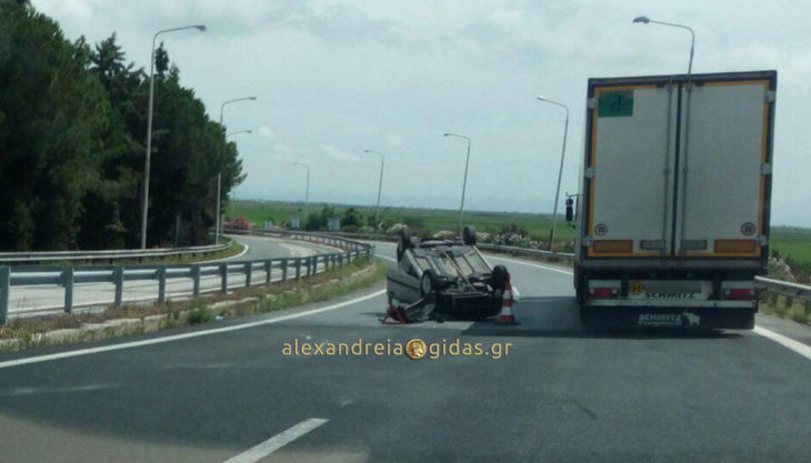 Ένα ακόμα τροχαίο στο Κλειδί: Αυτοκίνητο τούμπαρε στη γνωστή στροφή (φώτο)