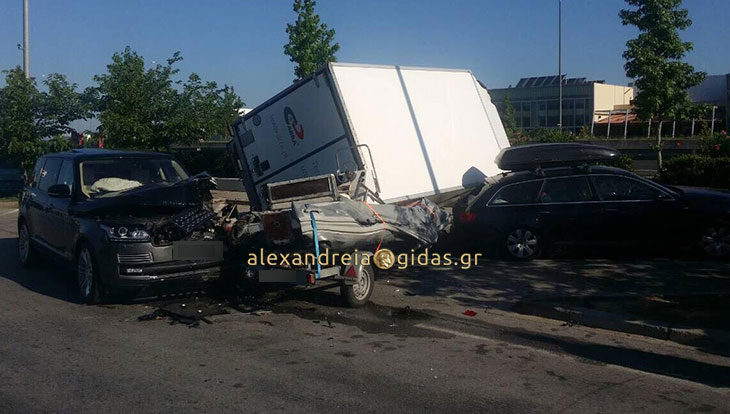 Τροχαίο στα ΣΕΑ Πλατάνου: Τζιπ συγκρούστηκε με 2 οχήματα (φώτο)