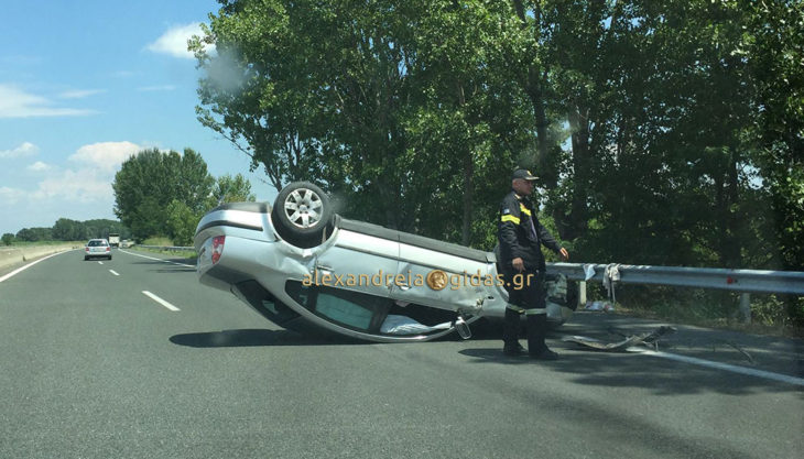 Ένα ακόμα τροχαίο στην Εγνατία έξω από την Αλεξάνδρεια – τούμπα για αυτοκίνητο με 2 γυναίκες (φώτο)