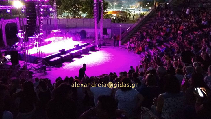 ΤΩΡΑ: Δείτε τι γίνεται στη συναυλία της Άννας Βίσση στο αμφιθέατρο Αλεξάνδρειας (πρώτες εικόνες)