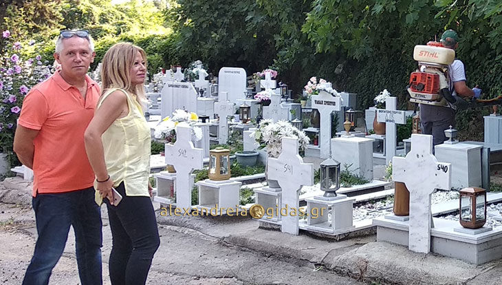 Με εντολή αντιπεριφερειάρχη, ψέκασαν για τα κουνούπια στα μνήματα Βέροιας και Νάουσας (φώτο)