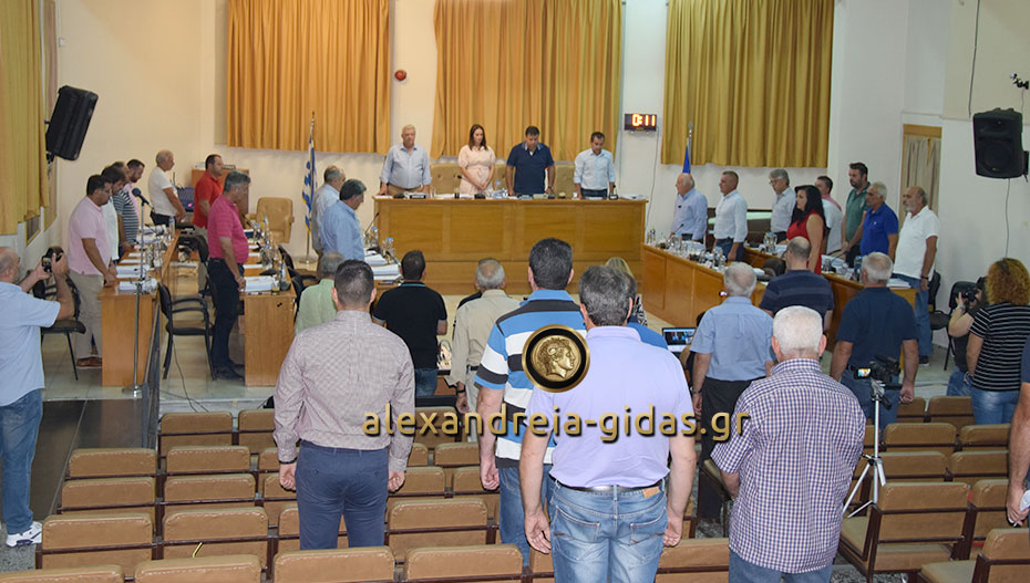 Ενός λεπτού σιγή στο δημοτικό συμβούλιο Αλεξάνδρειας (φώτο)