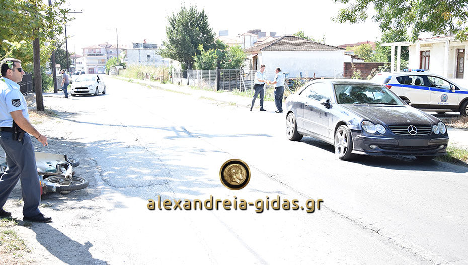 Πριν λίγο: Αυτοκίνητο συγκρούστηκε με μηχανάκι στην Αλεξάνδρεια (φώτο-βίντεο)