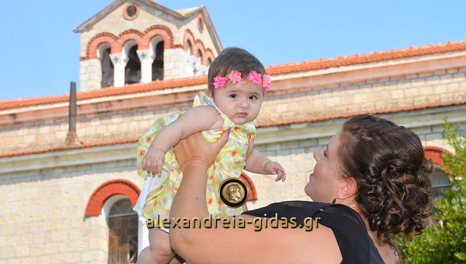 Η Βάπτιση της μικρής Ζωής (φώτο)