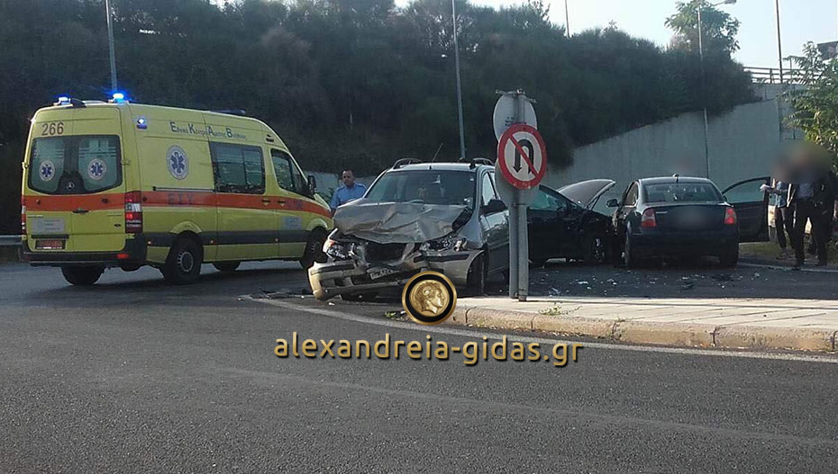 Τρία σπασμένα αυτοκίνητα σε καραμπόλα έξω από την Βέροια (φώτο)