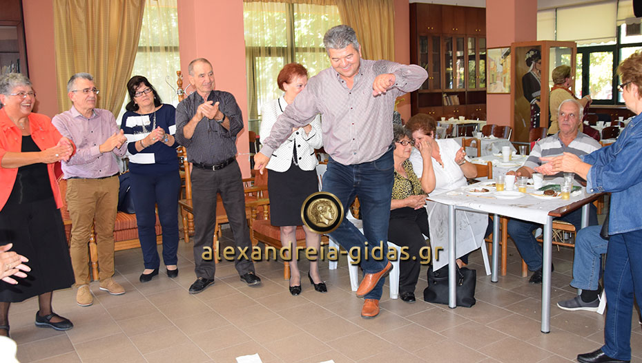 Η γιορτή στο ΚΑΠΗ Αλεξάνδρειας για την Ημέρα Τρίτης Ηλικίας και η ζεμπεκιά του Σάκη Παντόπουλου (φώτο-βίντεο)