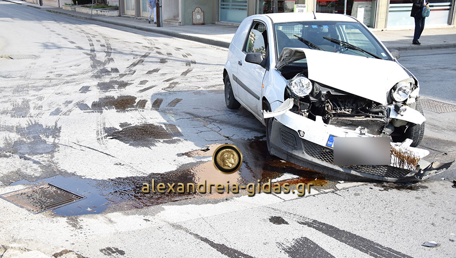 Σύγκρουση δύο αυτοκινήτων σε διασταύρωση της Αλεξάνδρειας (φώτο-βίντεο)