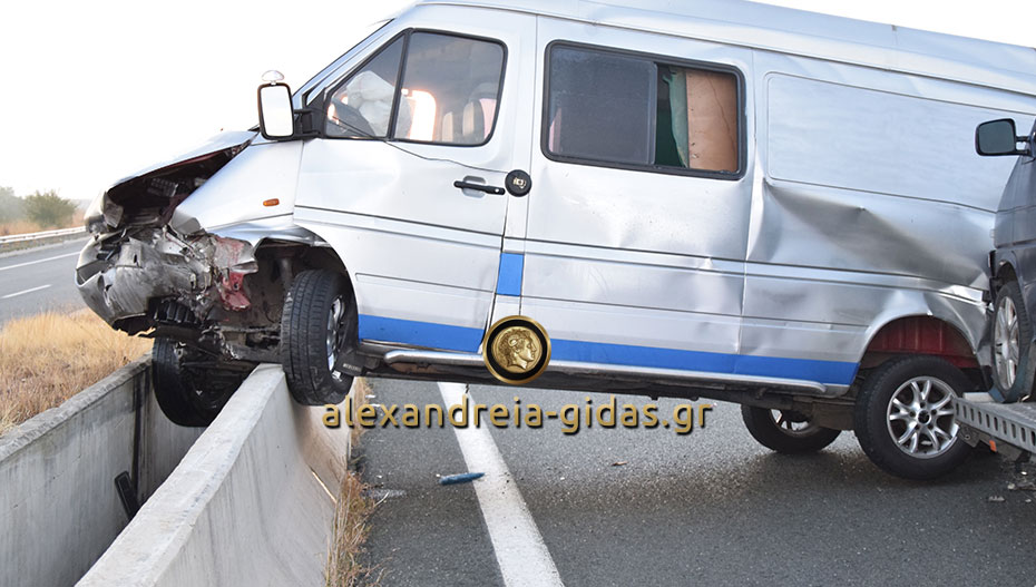 ΤΩΡΑ: Τροχαίο ατύχημα στην Αλεξάνδρεια κοντά στο γήπεδο (φώτο)