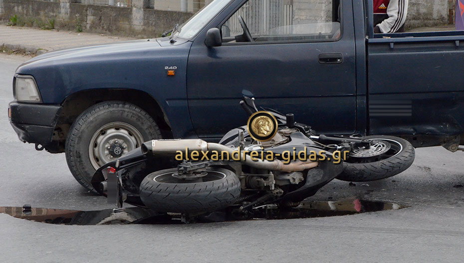 Πριν λίγο: Σύγκρουση αγροτικού με μηχανή στην Αλεξάνδρεια (φώτο-βίντεο)