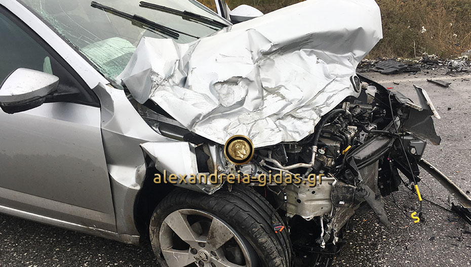 Σοβαρό τροχαίο έξω από την Αλεξάνδρεια: Συγκρούστηκαν μετωπικά δύο αυτοκίνητα (φώτο-βίντεο)